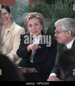 Prima signora Hillary Clinton nel suo 'Ascolto Tour' at Westchester Community College di Valhalla, NY, il 13 luglio 1999. Foto Stock