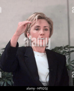 Prima signora Hillary Clinton nel suo 'Ascolto Tour' at Westchester Community College di Valhalla, NY, il 13 luglio 1999. Foto Stock