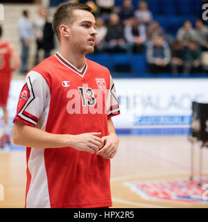 31 gennaio 2016: Karolis Babkauskas #13 di CS Dinamo Bucarest durante la LNBM - Uomini National Basketball League Romania gioco tra Steaua CSM EximBank Bucarest (ROU) vs CS Dinamo Bucarest (ROU) a campi sportivi polivalenti Hall di Bucarest, Romania ROU. Foto: Cronos/Catalin Soare Foto Stock