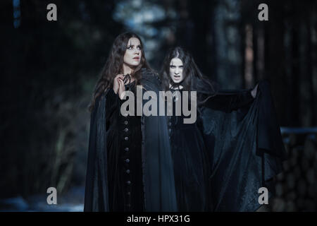 Demoni interni. Una donna in abito Vittoriano. La doppia esposizione Foto Stock