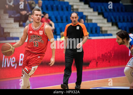 31 gennaio 2016: Karolis Babkauskas #13 di CS Dinamo Bucarest durante la LNBM - Uomini National Basketball League Romania gioco tra Steaua CSM EximBank Bucarest (ROU) vs CS Dinamo Bucarest (ROU) a campi sportivi polivalenti Hall di Bucarest, Romania ROU. Foto: Cronos/Catalin Soare Foto Stock