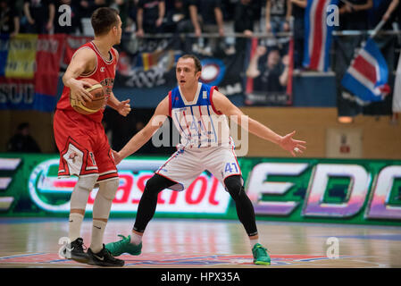 31 gennaio 2016: Marko Marinovic #41 di Steaua CSM EximBank Bucarest e Karolis Babkauskas #13 di CS Dinamo Bucarest L DURANTE L'LNBM - Uomini National Basketball League Romania gioco tra Steaua CSM EximBank Bucarest (ROU) vs CS Dinamo Bucarest (ROU) a campi sportivi polivalenti Hall di Bucarest, Romania ROU. Foto: Cronos/Catalin Soare Foto Stock