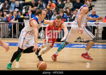 31 gennaio 2016: Marko Marinovic #41 di Steaua CSM EximBank Bucarest e Karolis Babkauskas #13 di CS Dinamo Bucarest durante la LNBM - Uomini National Basketball League Romania gioco tra Steaua CSM EximBank Bucarest (ROU) vs CS Dinamo Bucarest (ROU) a campi sportivi polivalenti Hall di Bucarest, Romania ROU. Foto: Cronos/Catalin Soare Foto Stock