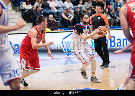 31 gennaio 2016: Mihail Ottaviano Paul #5 di Steaua CSM EximBank Bucarest e Karolis Babkauskas #13 di CS Dinamo Bucarest durante la LNBM - Uomini National Basketball League Romania gioco tra Steaua CSM EximBank Bucarest (ROU) vs CS Dinamo Bucarest (ROU) a campi sportivi polivalenti Hall di Bucarest, Romania ROU. Foto: Cronos/Catalin Soare Foto Stock