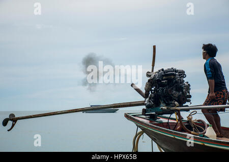 Tailandese tradizionale longtail boat con un grande motore diesel in azione di inquinamento di fumo Foto Stock