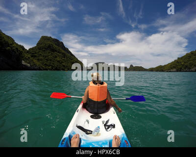 Giovane donna kayak in bella Ang Thong National Marine Park, Thailandia Foto Stock