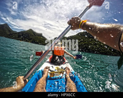 Giovane donna kayak in bella Ang Thong National Marine Park, Thailandia Foto Stock