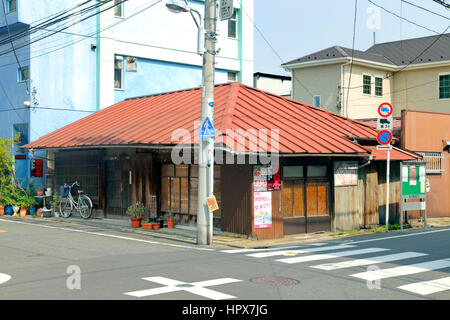 Una storia unica casa con tetto Hipped in Yanaka Tokyo Giappone Foto Stock