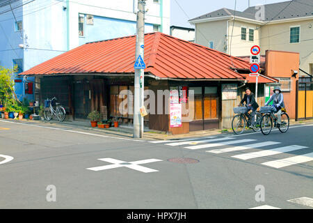 Una storia unica casa con tetto Hipped in Yanaka Tokyo Giappone Foto Stock