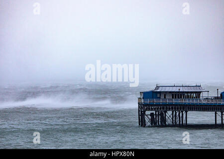 Wild mare attorno a Llandudno Pier come tempesta Doris si blocca nella zona del Galles del Nord Foto Stock