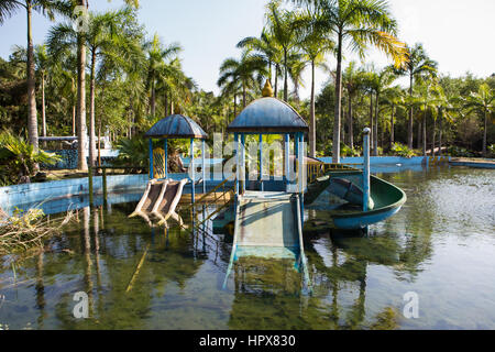 Abbandonato il parco acquatico in tinta, Vietnam Foto Stock