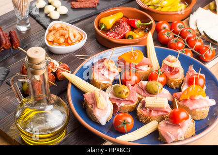 Tapas spagnoli antipasti sul vecchio tavolo in legno Foto Stock