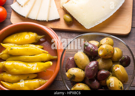 Tapas spagnoli antipasti sul vecchio tavolo in legno. Vista superiore Foto Stock