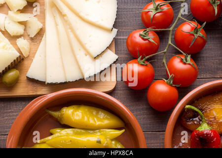 Tapas spagnoli antipasti sul vecchio tavolo in legno. Vista superiore Foto Stock