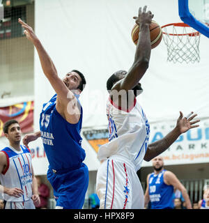 4 marzo 2016: Mladen Pantic #25 di SCMU Craiova L e Christopher Cooper #20 di Steaua CSM EximBank Bucarest R durante il LNBM - Uomini National Basketball League Romania gioco tra Steaua CSM EximBank Bucarest (ROU) vs SCMU Craiova (ROU) presso la Sala Regimentului de Garda 'Mihai Viteazul' a Bucarest in Romania ROU. Foto: Cronos/Catalin Soare Foto Stock