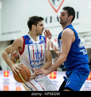 4 marzo 2016: Nikola Malesevic #10 di Steaua CSM EximBank Bucarest e Mladen Pantic #25 di SCMU Craiova durante il LNBM - Uomini National Basketball League Romania gioco tra Steaua CSM EximBank Bucarest (ROU) vs SCMU Craiova (ROU) presso la Sala Regimentului de Garda 'Mihai Viteazul' a Bucarest in Romania ROU. Foto: Cronos/Catalin Soare Foto Stock