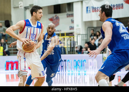 4 marzo 2016: Nikola Malesevic #10 di Steaua CSM EximBank Bucarest e Mladen Pantic #25 di SCMU Craiova durante il LNBM - Uomini National Basketball League Romania gioco tra Steaua CSM EximBank Bucarest (ROU) vs SCMU Craiova (ROU) presso la Sala Regimentului de Garda 'Mihai Viteazul' a Bucarest in Romania ROU. Foto: Cronos/Catalin Soare Foto Stock