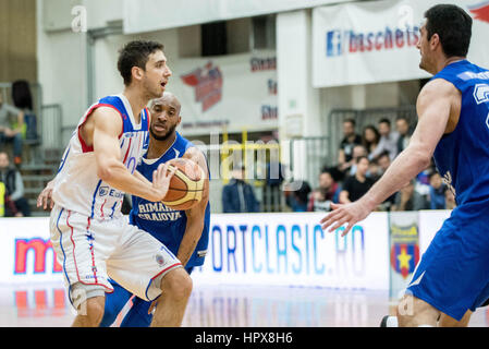 4 marzo 2016: Nikola Malesevic #10 di Steaua CSM EximBank Bucarest e Mladen Pantic #25 di SCMU Craiova durante il LNBM - Uomini National Basketball League Romania gioco tra Steaua CSM EximBank Bucarest (ROU) vs SCMU Craiova (ROU) presso la Sala Regimentului de Garda 'Mihai Viteazul' a Bucarest in Romania ROU. Foto: Cronos/Catalin Soare Foto Stock
