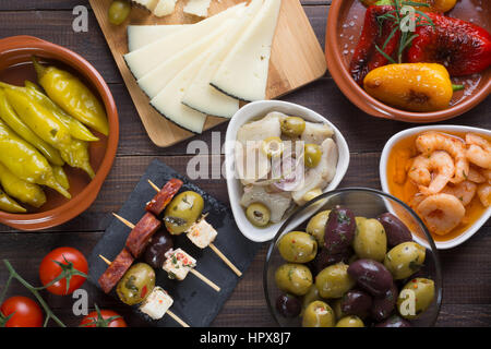 Tapas spagnoli antipasti sul vecchio tavolo in legno. Vista superiore Foto Stock