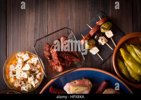 Tapas spagnoli antipasti sul vecchio tavolo in legno. Vista superiore Foto Stock