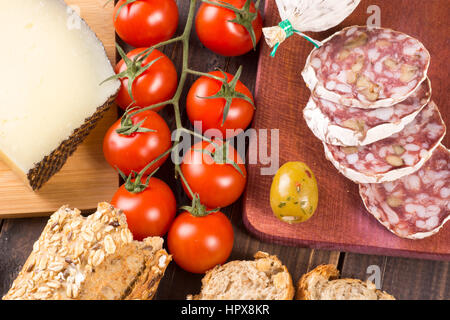 Tapas spagnoli antipasti sul vecchio tavolo in legno. Vista superiore Foto Stock