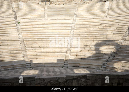 Banchi di Odeon Herodes Atticus ad Atene, in Grecia. Foto Stock