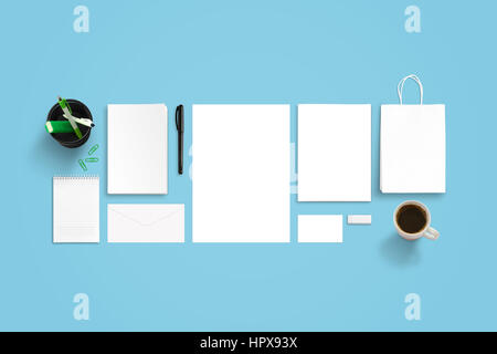 Il Branding stationery mockup sulla scrivania blu. Vista superiore del libro, libro, Busta, business card, borsa, pad, penne e caffè. Foto Stock