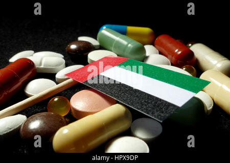 Bandiera degli Emirati Arabi Uniti con un sacco di pillole di medici isolati su sfondo nero Foto Stock