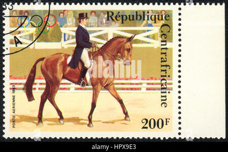 Un francobollo stampato nella Repubblica Centrafricana mostra un Dressage, dalla serie ippica, circa 1983 Foto Stock