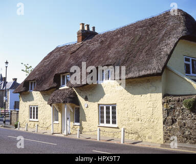 Xvii secolo cottage con il tetto di paglia, Godshill, Isle of Wight, England, Regno Unito Foto Stock