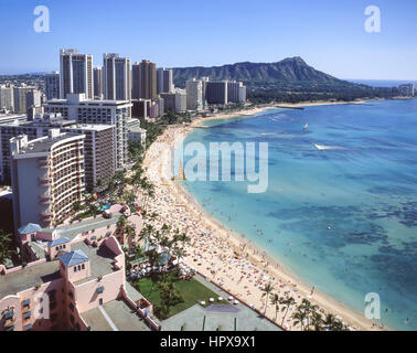 La spiaggia di Waikiki e guardando verso il Diamond Head, Honolulu Oahu, Hawaii, Stati Uniti d'America Foto Stock