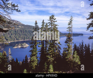 Emerald Bay mostra Fannette Island, il lago Tahoe, Sierra Nevada, Nevada, Stati Uniti d'America Foto Stock