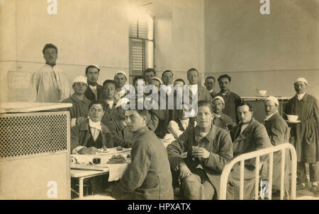 Soldati feriti a pranzo presso il principale ospedale militare, Torino, Italia Foto Stock