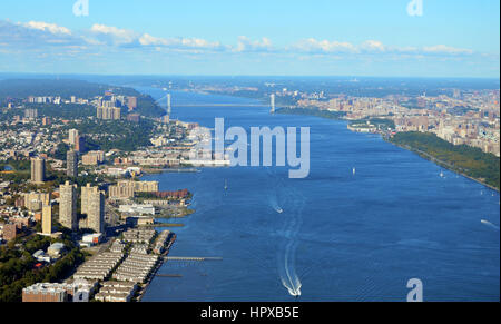 New York, Stati Uniti d'America, 28 Settembre 2013: New York, Fiume Hudson - Vista aerea su un giorno chiaro Foto Stock