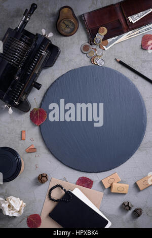 Risparmiare denaro concetto, pianificazione del bilancio dello sfondo. Monete metalliche in euro e la moneta degli Stati Uniti. Al di sopra di vista, copiare lo spazio. Foto Stock