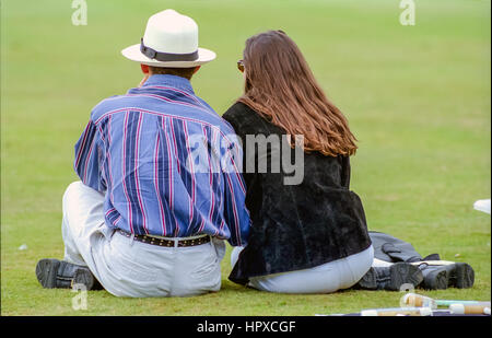 Un Kerry Imballatore sponsorizzato il polo del torneo al Cowdray Park, Easebourne, vicino a Midhurst in West Sussex: Kerry Imballatore della figlia Gretel con lei allora-ragazzo. Foto Stock