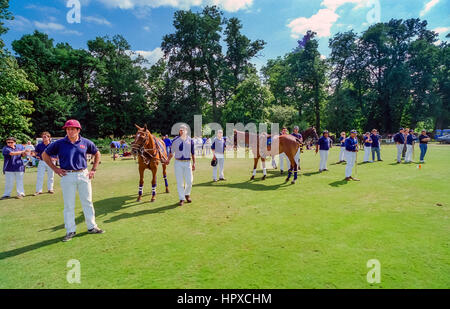 Un Kerry Imballatore sponsorizzato il polo del torneo al Cowdray Park, Easebourne, vicino a Midhurst in West Sussex: guarda la partita. Foto Stock