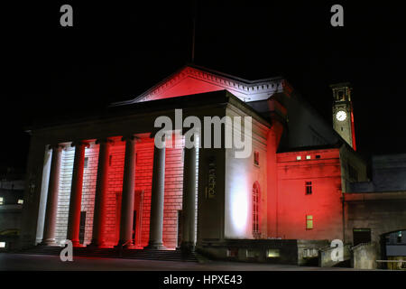 Southampton Guildhall, Hampshire, Regno Unito, illuminata con i colori del Southampton football club di notte Foto Stock