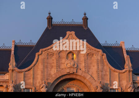 Dettaglio, nella luce del tramonto, dell'Hotel Four Seasons Gresham Palace facciata, un art nouveau landmark Budapest, Ungheria Foto Stock