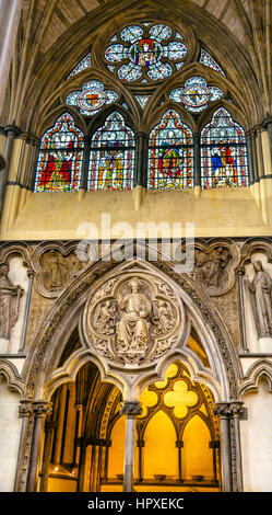 Archi interni in vetro colorato Gesù statua del XIII secolo la Chapter House Westminster Abbey Church Londra Inghilterra. Westminister Abbey è stata la sepoltura Foto Stock