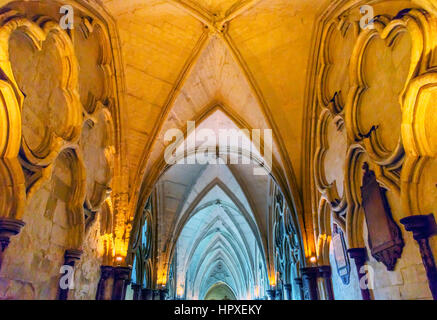 Chiostri archi interni del XIII secolo l'Abbazia di Westminster Chiesa Londra Inghilterra. Westminister Abbey è stato il luogo di sepoltura di Gran Bretagna i sovrani di si Foto Stock