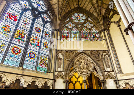 Archi interni in vetro colorato del XIII secolo la Chapter House Westminster Abbey Church Londra Inghilterra. Westminister Abbey è stato il luogo di sepoltura di BRI Foto Stock