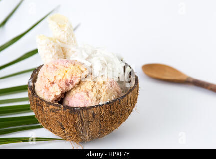 Gelato di frutta in un guscio di noce di cocco Foto Stock