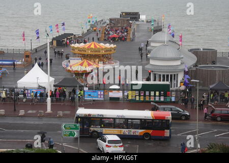 Vista aerea del rinnovato recentemente HASTINGS PIER CON LUNA PARK E I VISITATORI IN VISTA Foto Stock