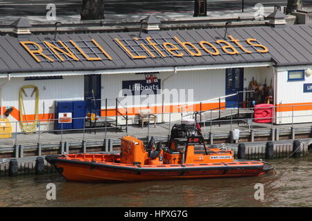 Costiera RNLI scialuppa di salvataggio Brawn sfida sul Fiume Tamigi a Londra Foto Stock