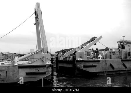 In preparazione per l'uragano Sandy, seabees assegnati alla costruzione di anfibio battaglione (PHIBCB) 2 collegare due Marina migliorato sistema di alleggio (INLS) rimorchiatori di orditura, ottobre 2012. Immagine cortesia David Robles/US Navy. Foto Stock