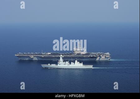 Royal Navy cacciatorpediniere HMS Diamond a fianco di portaerei Dwight D Eisenhower, conduzione di condurre le operazioni di sicurezza marittima, teatro la cooperazione in materia di sicurezza gli sforzi e le missioni di sostegno per l'Operazione Enduring Freedom, 4 novembre 2012. Immagine cortesia Ryan D McLearon/US Navy. Foto Stock