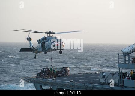 Sealift militare il comando rapido supporto di combattimento nave USNS Ponte (T-AOE 10) e un MH-60S Sea Hawk elicottero durante un rifornimento, Mare Arabico, 2012. Immagine cortesia Armando Gonzales/US Navy. Foto Stock