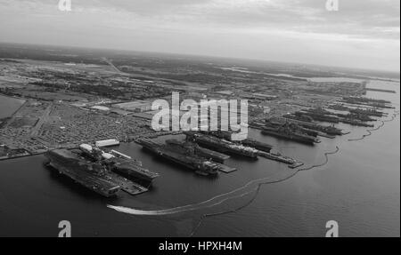 La portaerei USS Dwight D Eisenhower, USS George H W Bush, USS Enterprise, USS Harry S Truman e USS Abraham Lincoln sono in porto alla stazione navale di Norfolk, che è il più grande del mondo Naval Station, Norfolk, Virginia, Dicembre 20, 2012. Immagine cortesia US Navy specialista di comunicazione 2a classe Ernest R Scott. Foto Stock