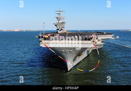 I marinai sulla nave USS Dwight D Eisenhower uomo le rotaie come la nave fa il suo approccio pier lato alla stazione navale di Norfolk, 19 dicembre 2012. Immagine cortesia US Navy massa specialista delle comunicazioni di terza classe Kevin J Steinberg. Foto Stock
